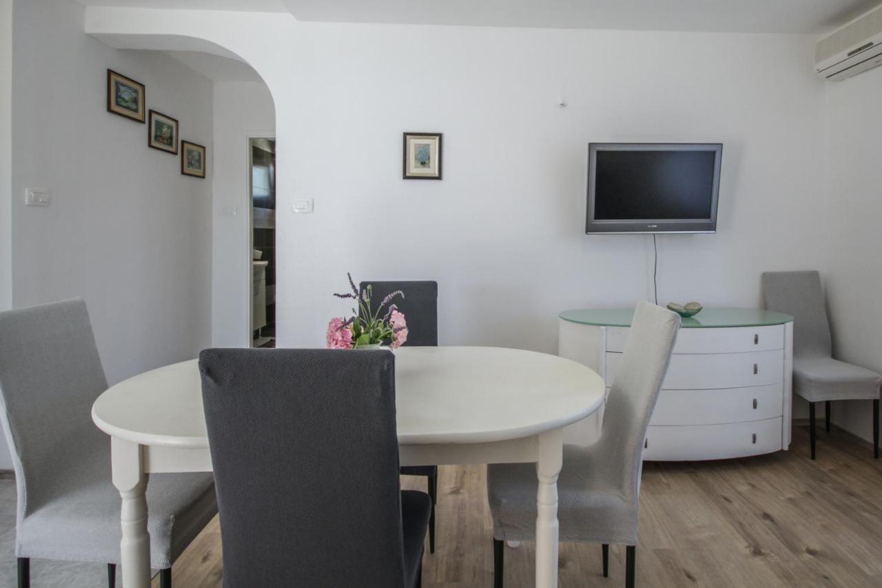 Apartment Tosca With Parking Rovigno Esterno foto